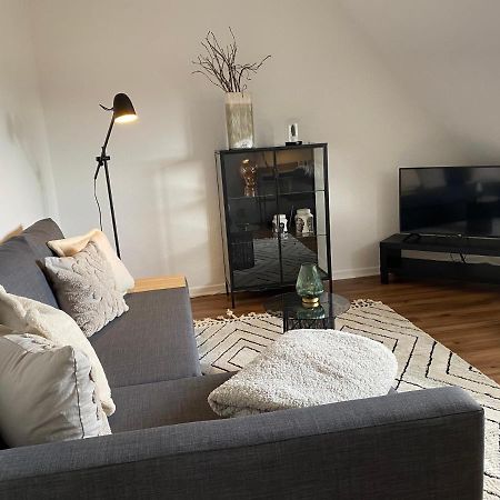 Bostel 1 - Modernes Dachgeschoss-Studio In Duisburg Meiderich, 4,7 Km Hbf, U-Bahn 250M, Flughafen Duesseldorf 28 Km, Landschaftspark 2,9 Km, 5 Gehminuten Von Herzklinik Entfernt Esterno foto