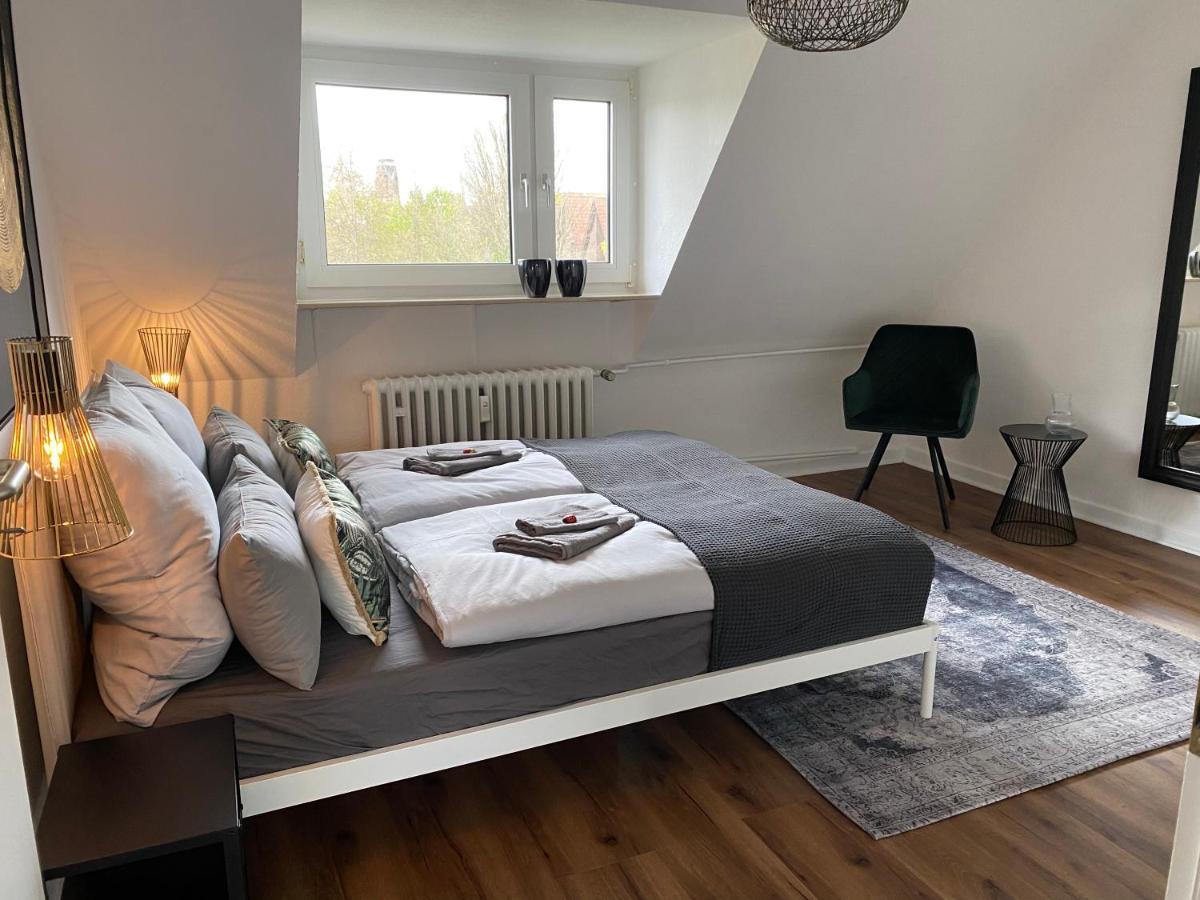 Bostel 1 - Modernes Dachgeschoss-Studio In Duisburg Meiderich, 4,7 Km Hbf, U-Bahn 250M, Flughafen Duesseldorf 28 Km, Landschaftspark 2,9 Km, 5 Gehminuten Von Herzklinik Entfernt Esterno foto