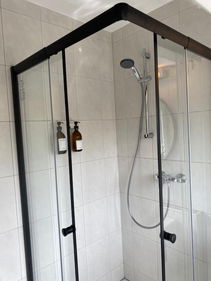 Bostel 1 - Modernes Dachgeschoss-Studio In Duisburg Meiderich, 4,7 Km Hbf, U-Bahn 250M, Flughafen Duesseldorf 28 Km, Landschaftspark 2,9 Km, 5 Gehminuten Von Herzklinik Entfernt Esterno foto