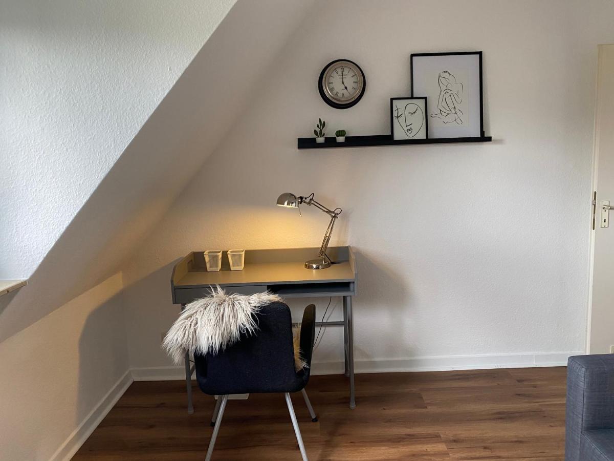 Bostel 1 - Modernes Dachgeschoss-Studio In Duisburg Meiderich, 4,7 Km Hbf, U-Bahn 250M, Flughafen Duesseldorf 28 Km, Landschaftspark 2,9 Km, 5 Gehminuten Von Herzklinik Entfernt Esterno foto